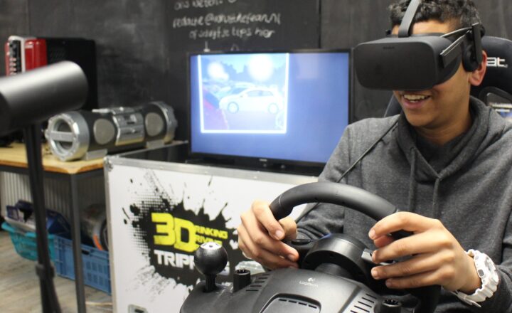 Jongen met VR bril in rij simulatie