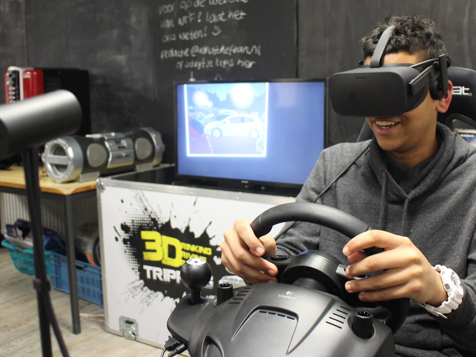 Jongen met VR bril in rij simulatie