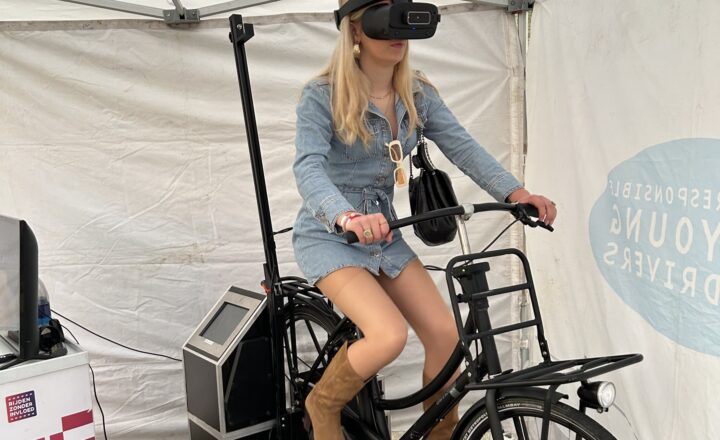 Meisje op fiets met 3d bril.