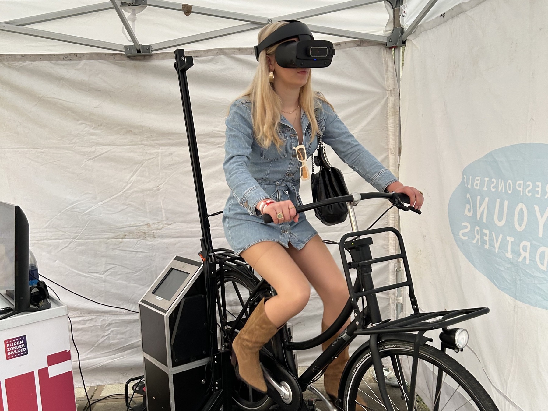 Meisje op fiets met 3d bril.