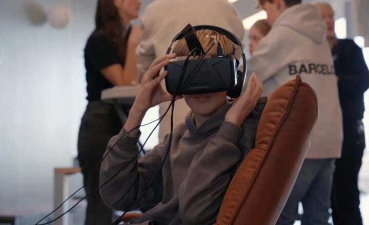 Jongere met VR bril op