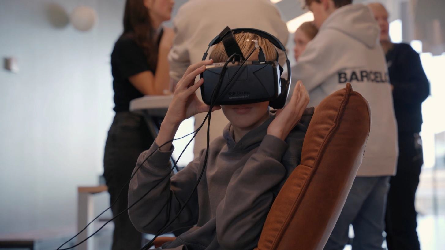 Jongere met VR bril op